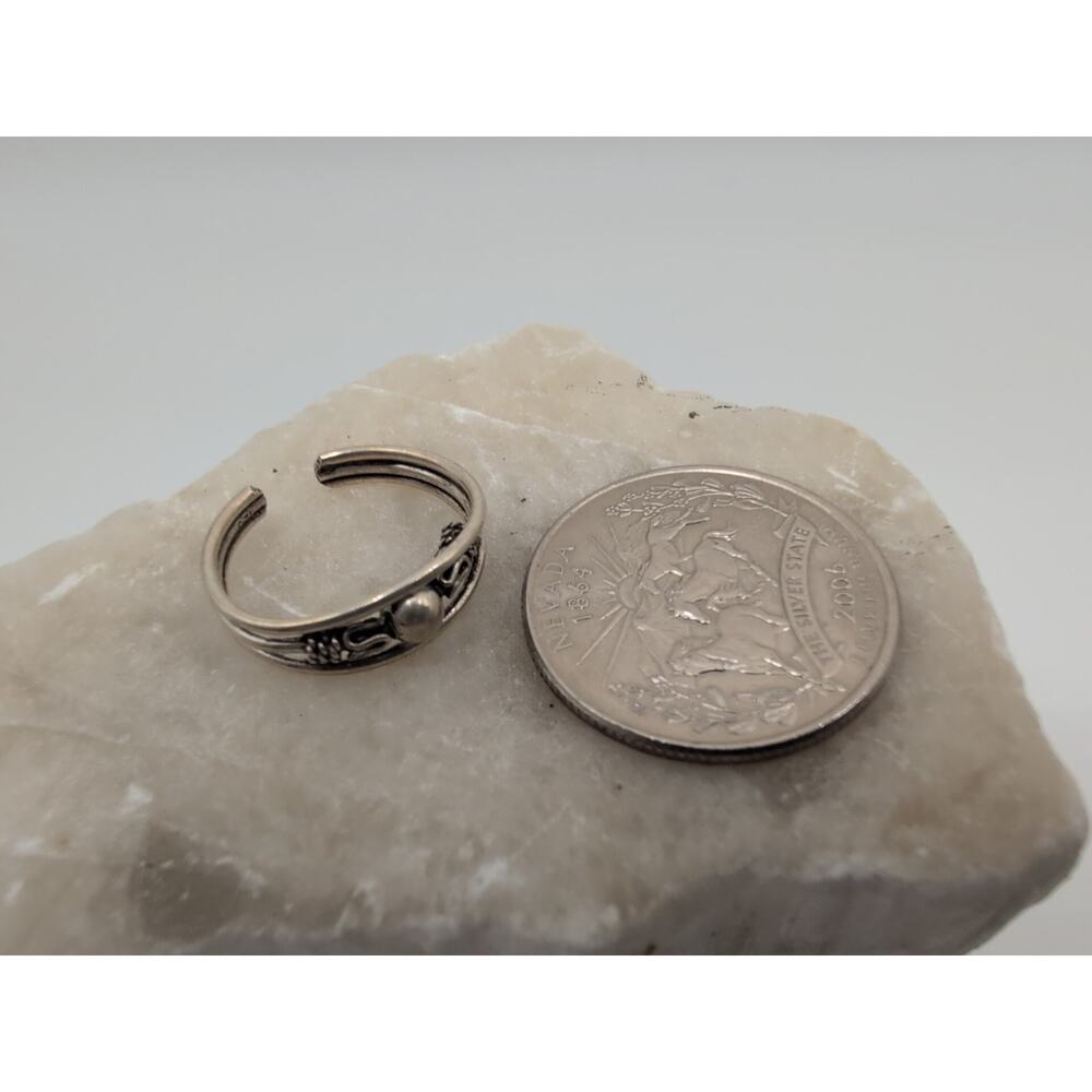 Adjustable 925 Sterling Silver Scroll Middle Ball Toe Ring - Picture 4 of 9